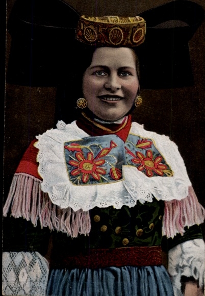 Postcard Stadthagen in Lower Saxony, A young woman in traditional costume with a black bonnet and red breast...