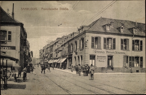 Postcard Saarlouis im Saarland, Französische Straße, Inn Mathias Schwantge, tram