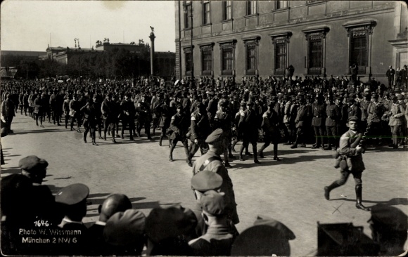 Foto Ak Berlin, Stahlhelmtag 1927, Soldaten in Uniformen