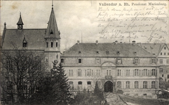Zdjęcie Vallendar am Rhein, Pensionat Marienburg, budynki, drzewa, czarno-białe zdjęcie