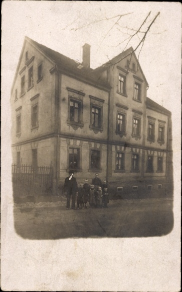 Photo Postcard Dresden Cotta, Gottfried Keller Straße 10, family in front of a residential building, Karl Meier