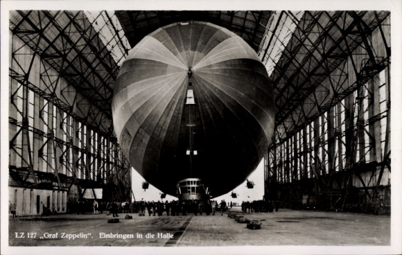 Postcard Friedrichshafen on Lake Constance, airship LZ 127 Graf Zeppelin, being brought into the airship hangar