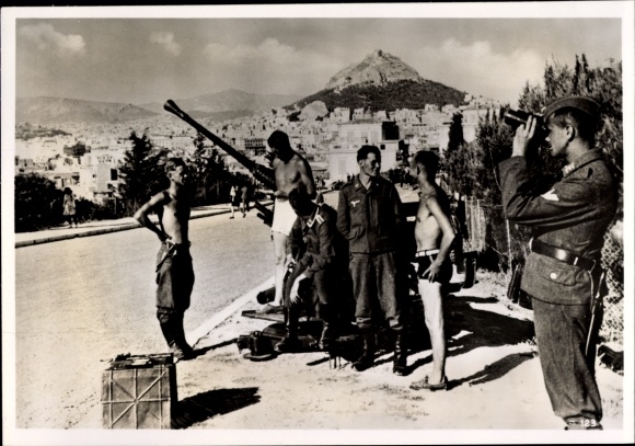 Photo Heinrich Hoffmann, German anti-aircraft guns in Athens, Wehrmacht soldiers, May 1941