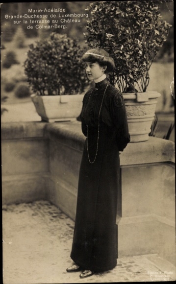 Ak Marie Adelaide, Grande Duchesse de Luxembourg sur la terrasse au Chateau de Colmar Berg