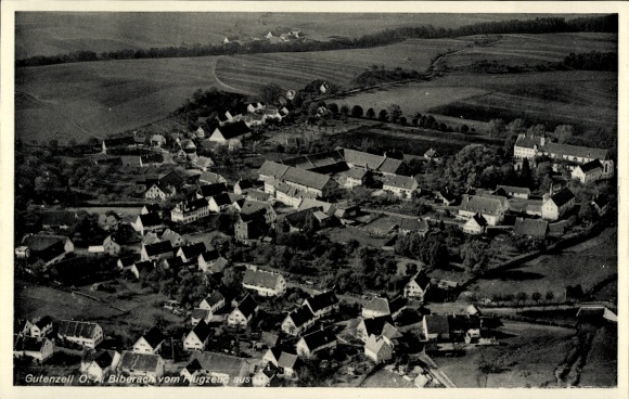 Ak Gutenzell Hürbel Oberschwaben Württemberg, Luftaufnahme von  ländliche Landschaft, Dächer von 