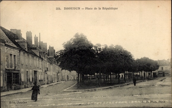 Postcard Issoudun Indre, quarter view of a crossroads, Republic Square, old houses, trees