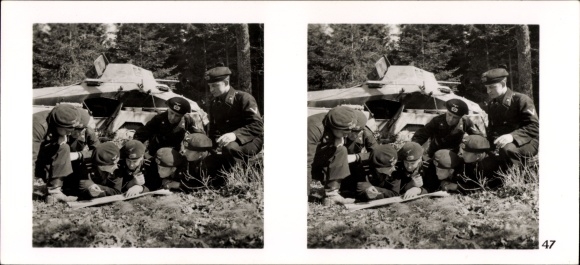 Stereo spatial image photo "The Battle in the West" No. 47, tank soldiers are instructed on a map