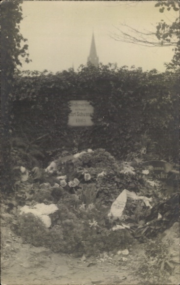 PC Luckenwalde in Brandenburg, gravesite, flowers, mourning, Schuster family, 1863