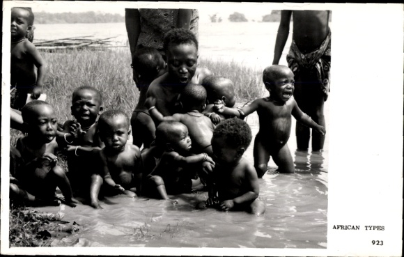Ak Kenya, Afrikaanse vrouw met kleine kinderen aan het water, naaktheid