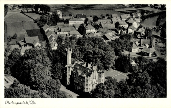 Ak Oberlangenstadt Küps im Frankenwald Bayern, Luftaufnahme von  Schloss im Vordergrund, umliegen