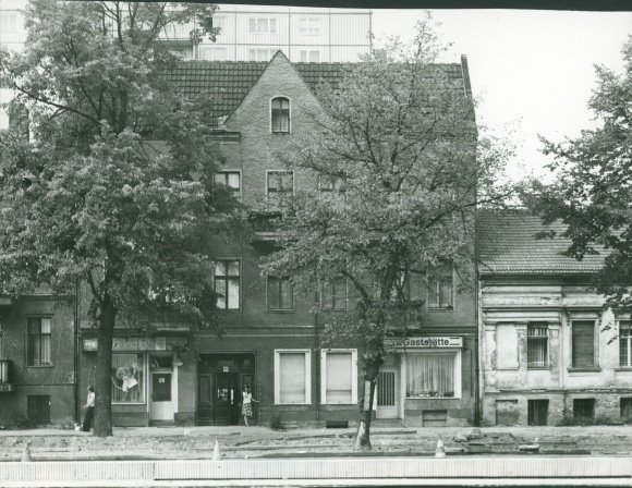 Photo Berlin Lichtenberg Alt Friedrichsfelde, Straße der Liberation Nord 98, old building, restaurant
