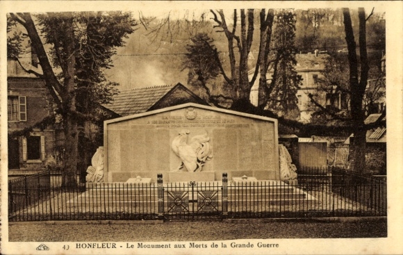 Ak Honfleur Calvados, Monument aux Morts, Kriegerdenkmal, große Statue, Gedenkstätte