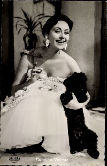 Ak Schauspielerin Caterina Valente, Pudel, Portrait