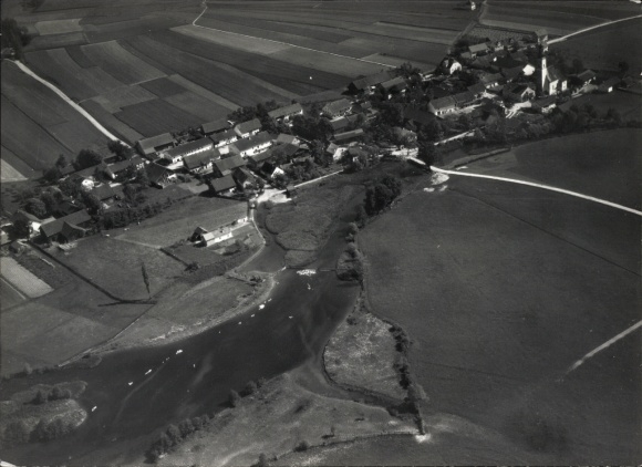 Ak Reichersdorf Bad Lausick in Sachsen, Blick auf  ein kleines Dorf mit Kirche und vielen Feld...