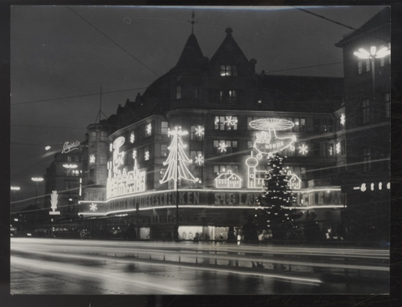 Fotografie Hertie-Kaufhaus mit weihnachtlicher Leuchtreklame in München, um 1950