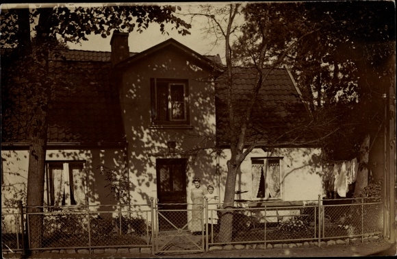 Photo Postcard Hamburg Altona Flottbek, residential building with residents
