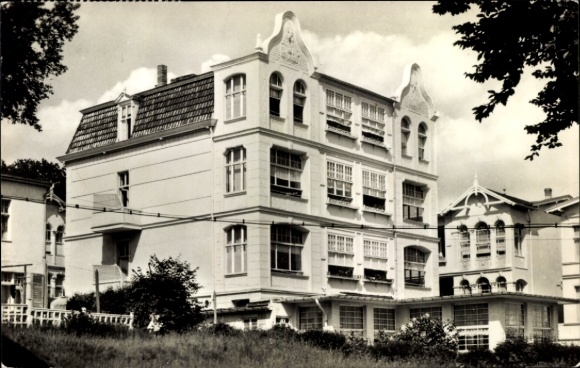 Postcard Ostseebad Bansin on Usedom, FDGB recreation center "Germania", white building, trees, clouds