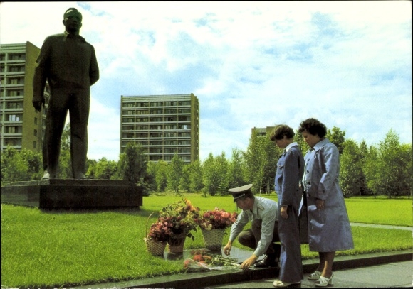 Postcard Cosmos Flight USSR GDR, Sigmund Jähn with wife and daughter, Gagarin Memorial Swjosdny Gorodok
