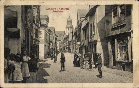 Postcard Simmern in the Hunsrück, street with houses, people, church in the background, view