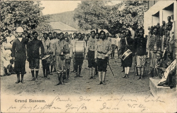 Ak Grand Bassam Elfenbeinküste, Umzug der Musikkapelle, Soldaten