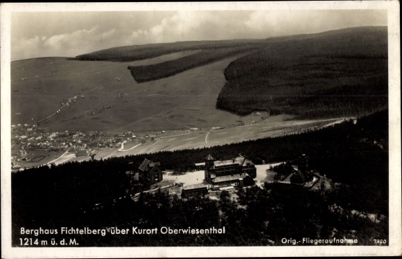 Ak Oberwiesenthal im Erzgebirge Sachsen, Fliegeraufnahme vom Berghaus Fichtelberg, Nr. 7320