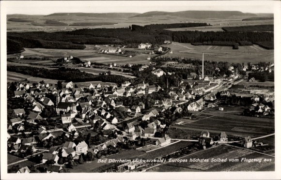 Ak Bad Dürrheim im Schwarzwald, Luftbild von  Schwarzwald, Kurort, viele Häuser