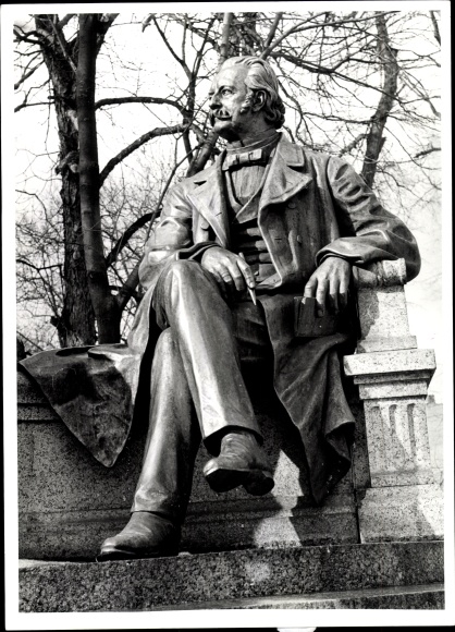 Photo Neuruppin in Brandenburg, monument Theodor Fontane, 1969