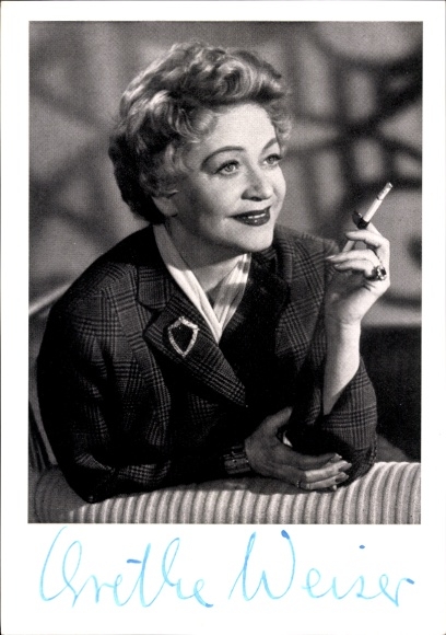 Postcard actress Grethe Weiser, portrait, cigarette, autograph