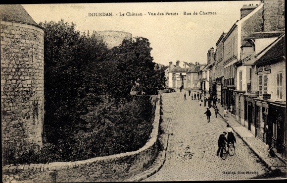 Ak Dourdan Essonne, Le Chateau, Vue des Fosses, Rue de Chartres