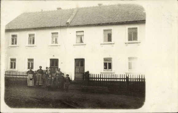 Foto Ak Rammenau Sachsen, Anwohner vor einem Wohnhaus, Frauen, Kinder