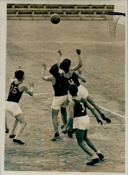 Photo Berlin Prenzlauer Berg, basketball city game, Jena versus Rostock, April 26, 1952, Cantianstraße