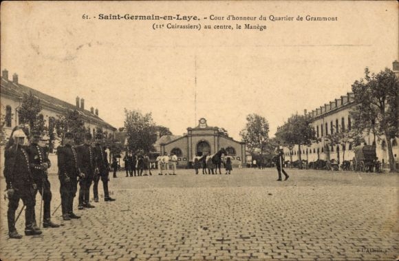 Ak Saint Germain en Laye Yvelines, Cour d'honneur du Quartier de Grammont, au centre, le Manege