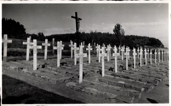 Ak Iserlohn im Märkischen Kreis, Soldatenfriedhof mit Holzkreuzen, in der Mitte ein großes Kreuz