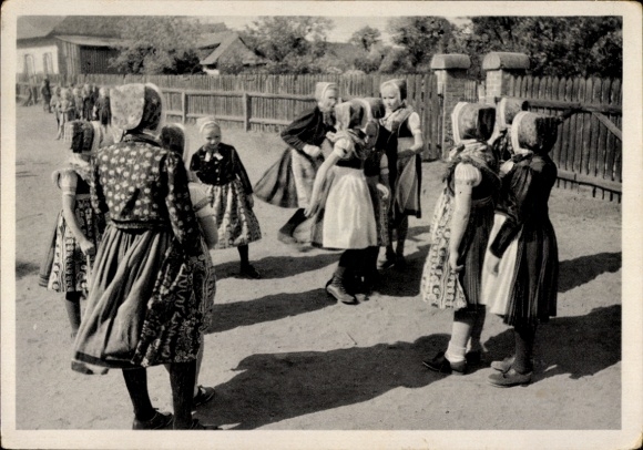 Postcard Schleife in Upper Lusatia, children in Wendish costume in the schoolyard