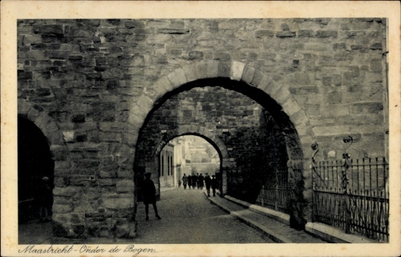Postcard Maastricht Limburg Netherlands, Maastricht-Onder de Bogen, stone arch, street, people