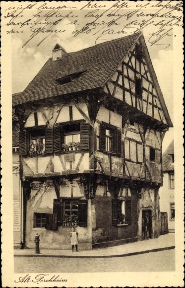 Ak Forchheim Oberfranken, altes Gebäude in der Altstadt, Mädchen