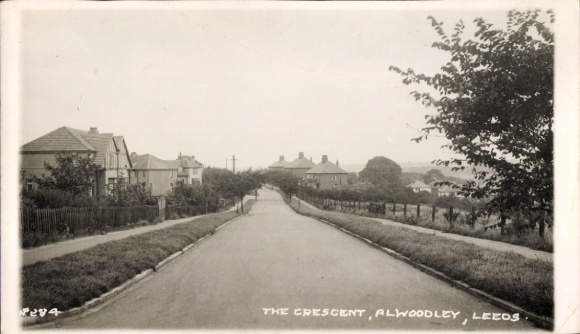 Photo Postcard Alwoodley Leeds Yorkshire England, The Crescent