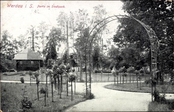 Postcard Werdau in Saxony, Werdau i. S., city park, trees, path, rose arches