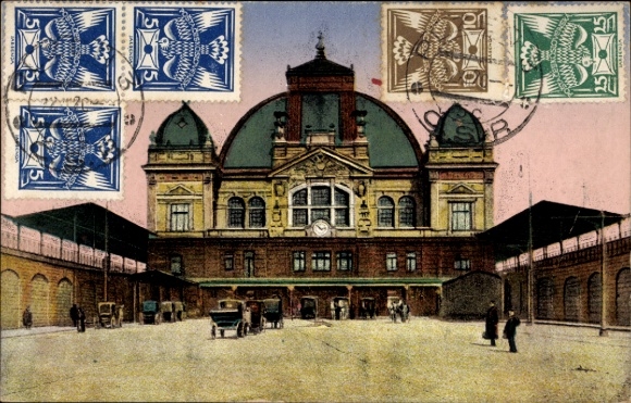 Ak Pilsen, Nádrazí, Blick auf den Hauptbahnhof, Vorplatz mit Kutschen