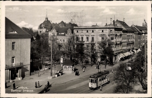 Ak Cottbus in der Niederlausitz,  Berliner Strasse, Straßenbahn, Gebäude, Bäume