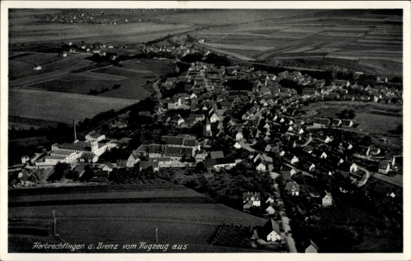 Ak Herbrechtingen an der Brenz Württemberg, Luftaufnahme von  Dorfansicht, zahlreiche Gebäude, Fe