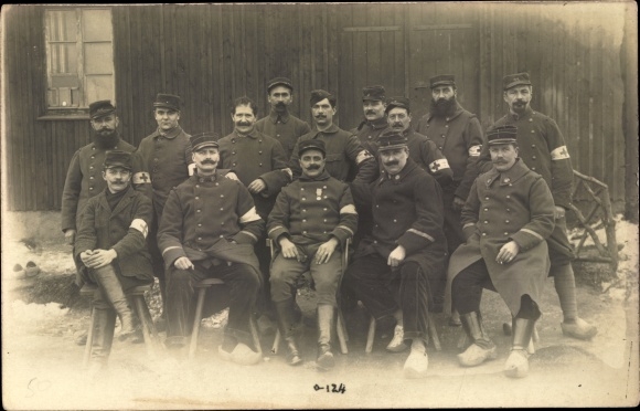 Photo Postcard French soldiers in uniform, medics, Red Cross