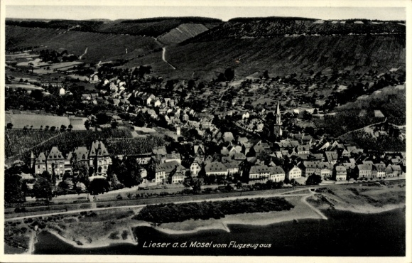 Ak Lieser an der Mosel, Luftaufnahme von  Mosel, Weinberge, Kirche