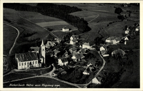 Ak Rickenbach im Hotzenwald, Luftaufnahme von  Kirche im Vordergrund, ländliche Umgebung