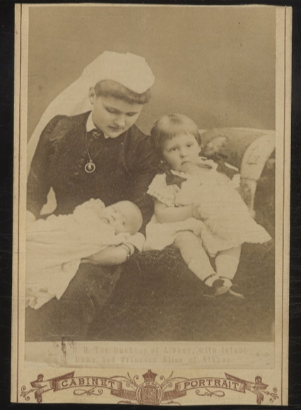 Cabinet photo Princess Helene of Albany, née of Waldeck-Pyrmont with her children Alice and Karl E