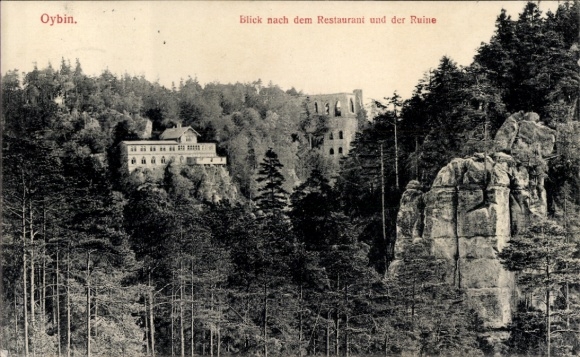 Ak Oybin in der Oberlausitz, Blick nach dem Restaurant und der Ruine, Bäume, Felsformationen