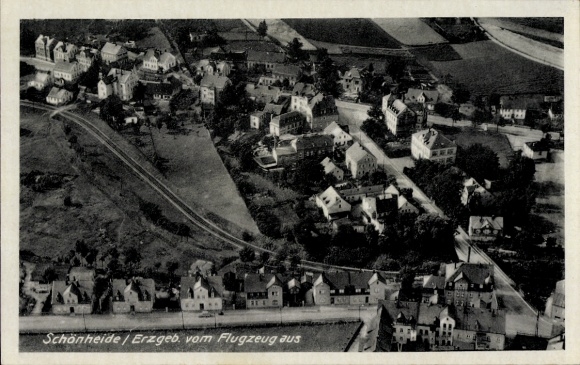 Ak Schönheide im Erzgebirge Sachsen, Luftaufnahme, Häuser, Landschaft, Schwarz-Weiß, Erzgebirge