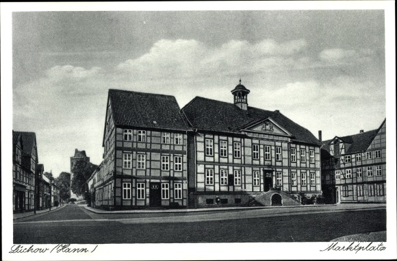 Postcard Lüchow im Wendland, lot at the market square, half-timbered houses