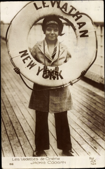 Ak-acteur Jackie Coogan, staand portret, reddingsboei SS Leviathan, USL, voormalig vaderland, HAPAG