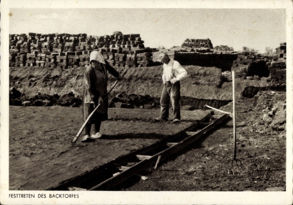 Postcard Celle in Lower Saxony, compacting the baking peat